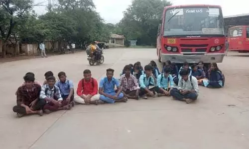 Laxmeshwar : छात्रों ने बसें रोककर विरोध प्रदर्शन किया