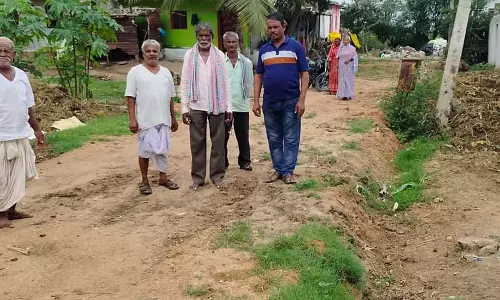 बुनियादी सुविधाओं से वंचित अश्विनी नगर: ग्रामीणों का आक्रोश