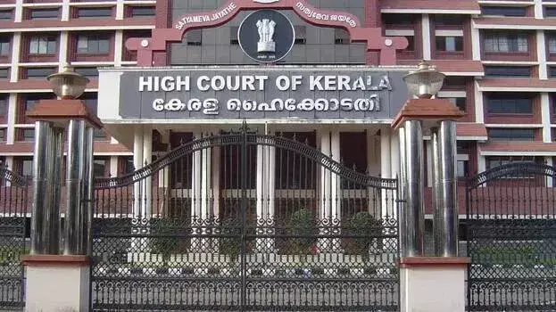 Kerala: सबरीमाला में सोने की परत चढ़ी चादरों के वजन में कमी की जाँच के आदेश d Kerala: सबरीमाला में सोने की परत चढ़ी चादरों के वजन में कमी की जाँच के आदेश d