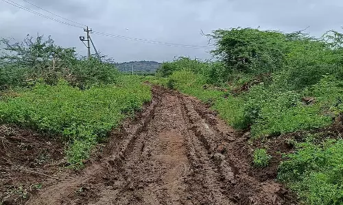 Karnataka : अपने पैसों से सड़क की मरम्मत