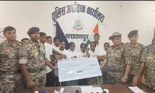 नारायणपुर में 12 नक्सलियों ने किया सरेंडर नारायणपुर में 12 नक्सलियों ने किया सरेंडर