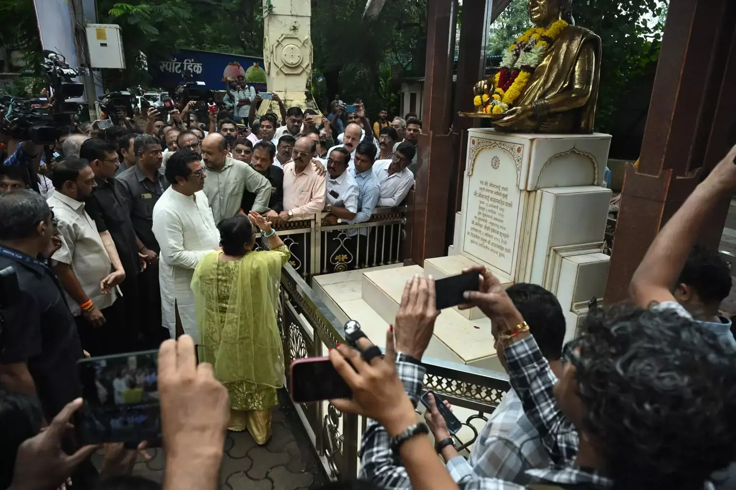 Mumbai: मीनाताई ठाकरे की प्रतिमा पर हमला, माहौल तनावपूर्ण