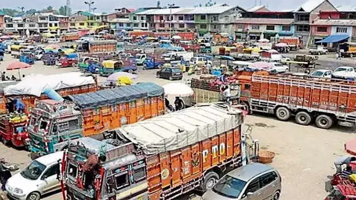 Srinagar: जम्मू-कश्मीर में फलों की ढुलाई के लिए ट्रक सेवा