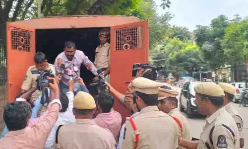 ग्रुप-I परीक्षा में गड़बड़ी के विरोध में प्रदर्शन कर रहे BRSV कार्यकर्ताओं को हिरासत में लिया गया ग्रुप-I परीक्षा में गड़बड़ी के विरोध में प्रदर्शन कर रहे BRSV कार्यकर्ताओं को हिरासत में लिया गया