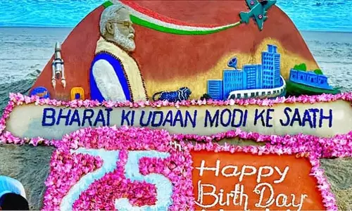 750 कमल से बनी रेत की मूर्ति: सुदर्शन पटनायक ने PM Modi को बधाई दी