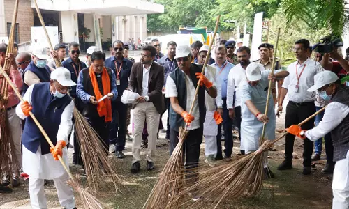 MP बृजमोहन अग्रवाल ने साफ-सफाई कर श्रमदान किया MP बृजमोहन अग्रवाल ने साफ-सफाई कर श्रमदान किया
