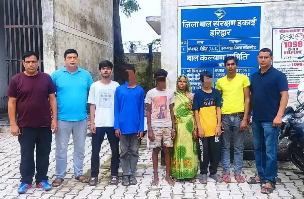Haridwar: रेस्क्यू ऑपरेशन में बच्चे परिवार से मिलाए गए Haridwar: रेस्क्यू ऑपरेशन में बच्चे परिवार से मिलाए गए