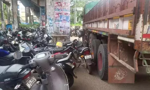 रेलवे स्टेशन रोड पर बाइक पार्किंग: लॉरी फंसी
