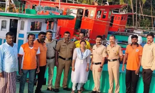 Kerala : अवैध मछली पकड़ने का मामला, चार नावें जब्त Kerala : अवैध मछली पकड़ने का मामला, चार नावें जब्त
