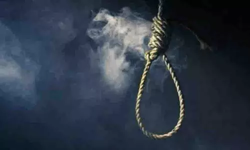 मां की डांट से आहत 18 वर्षीय नवविवाहिता ने Kukatpally में आत्महत्या कर ली मां की डांट से आहत 18 वर्षीय नवविवाहिता ने Kukatpally में आत्महत्या कर ली