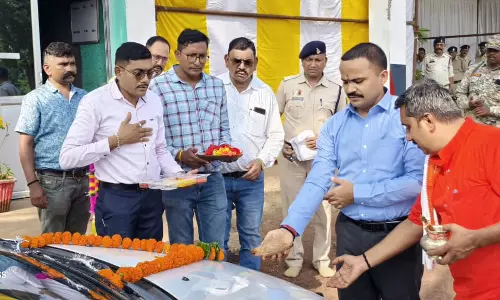 पारंपरिक विश्वकर्मा जयंती के अवसर पर पुलिस लाइन धमतरी में यंत्रों, उपकरणों और वाहनों की पूजा