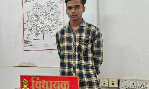 MLA का नेम प्लेट लगाकर घूम रहा कार चालक गिरफ्तार, बाइकों को रौंदा भी