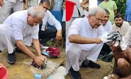 स्वच्छता को बढ़ावा देने के लिए बच्चों को नहलाते और उनके कपड़े धोते हुए देखे गए : Rewa MP