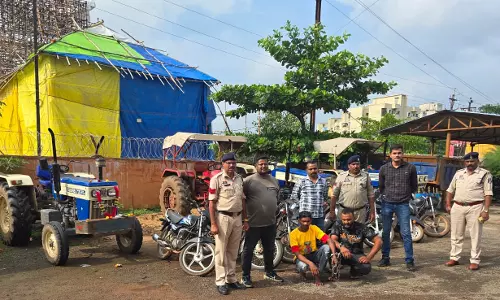 रायपुर : चोरी की ट्रैक्टर के साथ दो गिरफ्तार रायपुर : चोरी की ट्रैक्टर के साथ दो गिरफ्तार