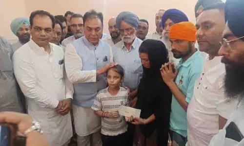 Hoshiarpur: नेताओं ने मारे गए बच्चे के परिजनों को आर्थिक सहायता दी