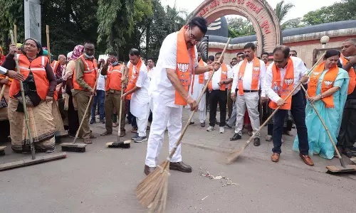 केंद्रीय मंत्री सीआर पाटिल PM मोदी के जन्मदिन पर सूरत में स्वच्छता अभियान में हुए शामिल