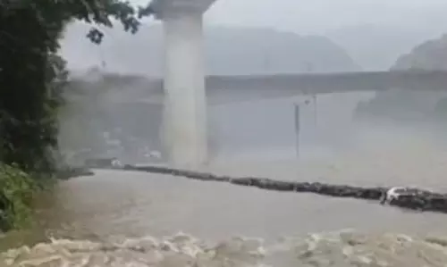 Sikkim : तीस्ता नदी का जलस्तर बढ़ने से दार्जिलिंग मार्ग बाधित Sikkim : तीस्ता नदी का जलस्तर बढ़ने से दार्जिलिंग मार्ग बाधित
