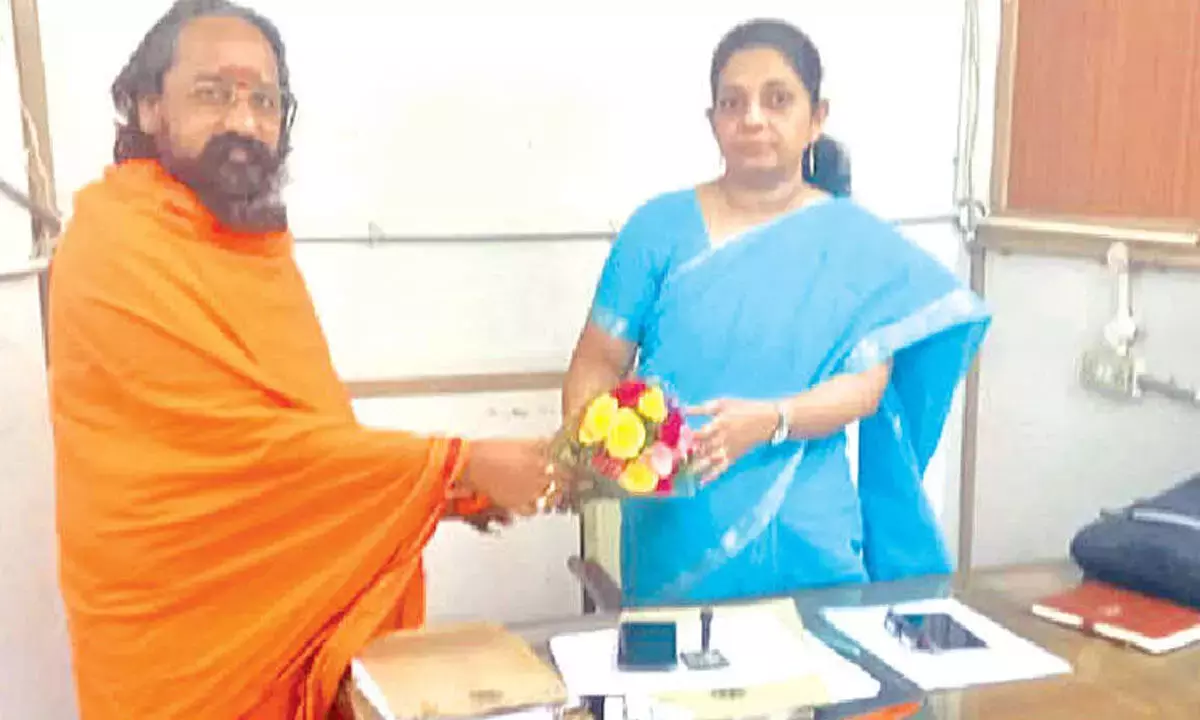 APSRTC के क्षेत्रीय प्रबंधक ने वैली ग्रीन गारमेंट के प्रमुख पीजेआर से मुलाकात की APSRTC के क्षेत्रीय प्रबंधक ने वैली ग्रीन गारमेंट के प्रमुख पीजेआर से मुलाकात की