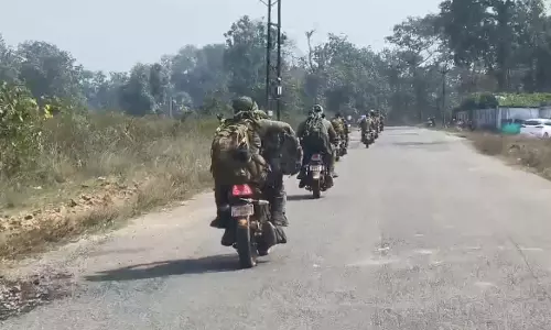 बीजापुर में शांति वार्ता के बीच सुरक्षाबलों और नक्सलियों के बीच मुठभेड़, देखें LIVE VIDEO... बीजापुर में शांति वार्ता के बीच सुरक्षाबलों और नक्सलियों के बीच मुठभेड़, देखें LIVE VIDEO...