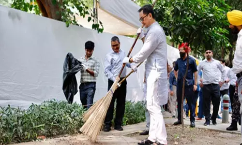 केंद्रीय मंत्री किरेन रिजिजू ने बंगला साहिब गुरुद्वारे में टेका मत्था, पीएम मोदी की दीर्घायु की कामना की केंद्रीय मंत्री किरेन रिजिजू ने बंगला साहिब गुरुद्वारे में टेका मत्था, पीएम मोदी की दीर्घायु की कामना की