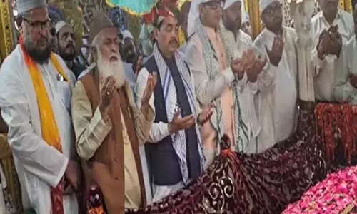 पीएम मोदी के 75वें जन्मदिन पर भाजपा नेता शाहनवाज हुसैन ने निजामुद्दीन औलिया की दरगाह पर चढ़ाई चादर