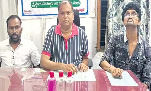 तल्लाडा तहसीलदार और अधिकारी रिश्वत लेते रंगे हाथों पकड़े गए