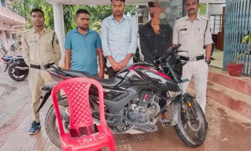 CG: रिटायर्ड आर्मी अधिकारी के खाते से 8 लाख की ठगी, दो आरोपी गिरफ्तार CG: रिटायर्ड आर्मी अधिकारी के खाते से 8 लाख की ठगी, दो आरोपी गिरफ्तार