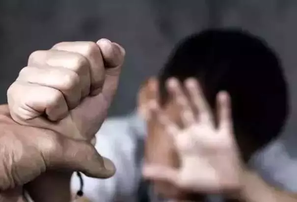 बहरा हुआ स्टूडेंट, टीचर ने मारा थप्पड़ बहरा हुआ स्टूडेंट, टीचर ने मारा थप्पड़
