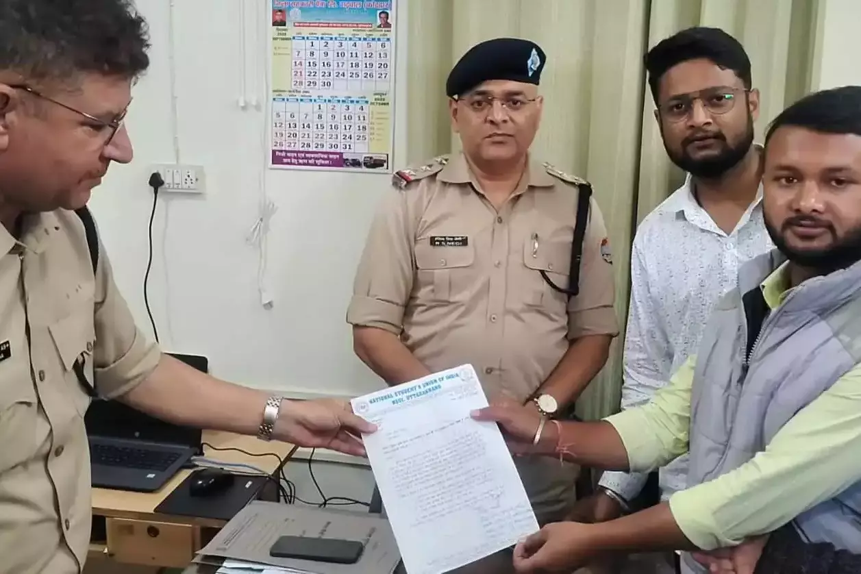 Pauri Garhwal: युवक को पुलिसकर्मी का थप्पड़, मचा बवाल Pauri Garhwal: युवक को पुलिसकर्मी का थप्पड़, मचा बवाल