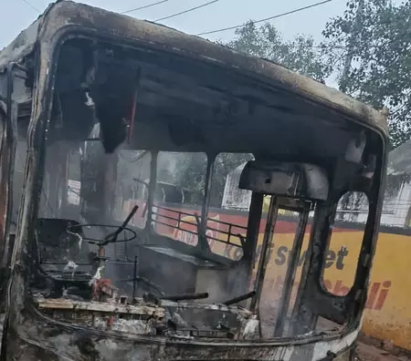 निजी कंपनी की बस में लगी भीषण आग, चालक ने कूदकर बचाई जान निजी कंपनी की बस में लगी भीषण आग, चालक ने कूदकर बचाई जान