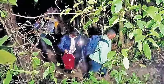 धर्मस्थल के बंगलेगुड्डा के पास SIT की तलाश जारी धर्मस्थल के बंगलेगुड्डा के पास SIT की तलाश जारी