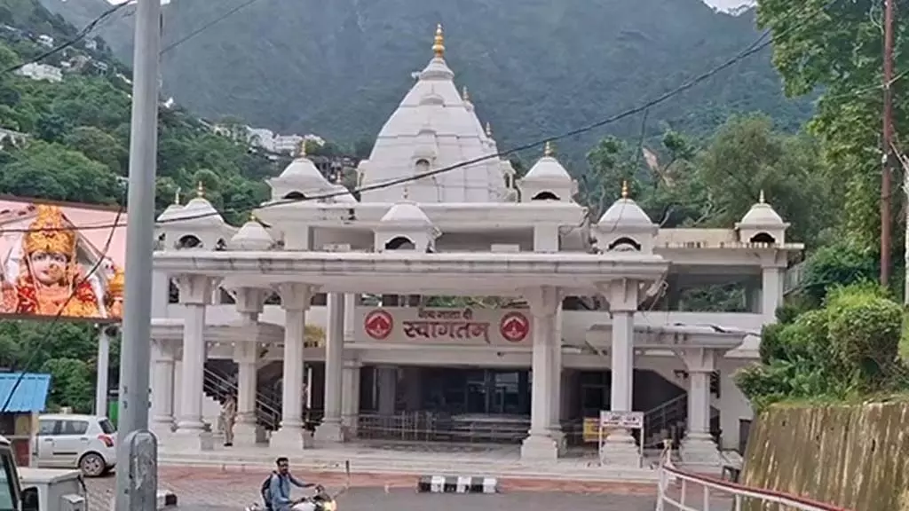वैष्णवी देवी मंदिर की तीर्थयात्रा 22 दिनों के बाद फिर से शुरू वैष्णवी देवी मंदिर की तीर्थयात्रा 22 दिनों के बाद फिर से शुरू