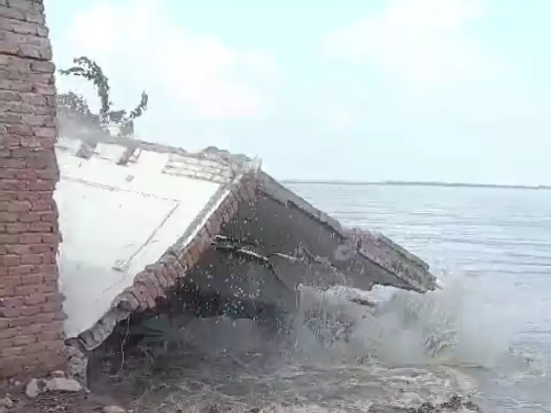 Farrukhabad: गंगा के कटान से हाहाकार, दर्जनों मकान ढहे Farrukhabad: गंगा के कटान से हाहाकार, दर्जनों मकान ढहे