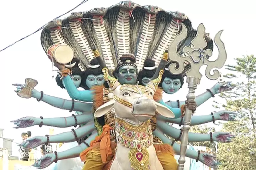 Farrukhabad: भव्य झांकियों और बारात में उमड़ी श्रद्धालुओं की भीड़ Farrukhabad: भव्य झांकियों और बारात में उमड़ी श्रद्धालुओं की भीड़