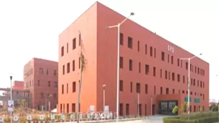 Lucknow: कैंसर संस्थान में भर्ती विवाद, समिति करेगी जांच Lucknow: कैंसर संस्थान में भर्ती विवाद, समिति करेगी जांच