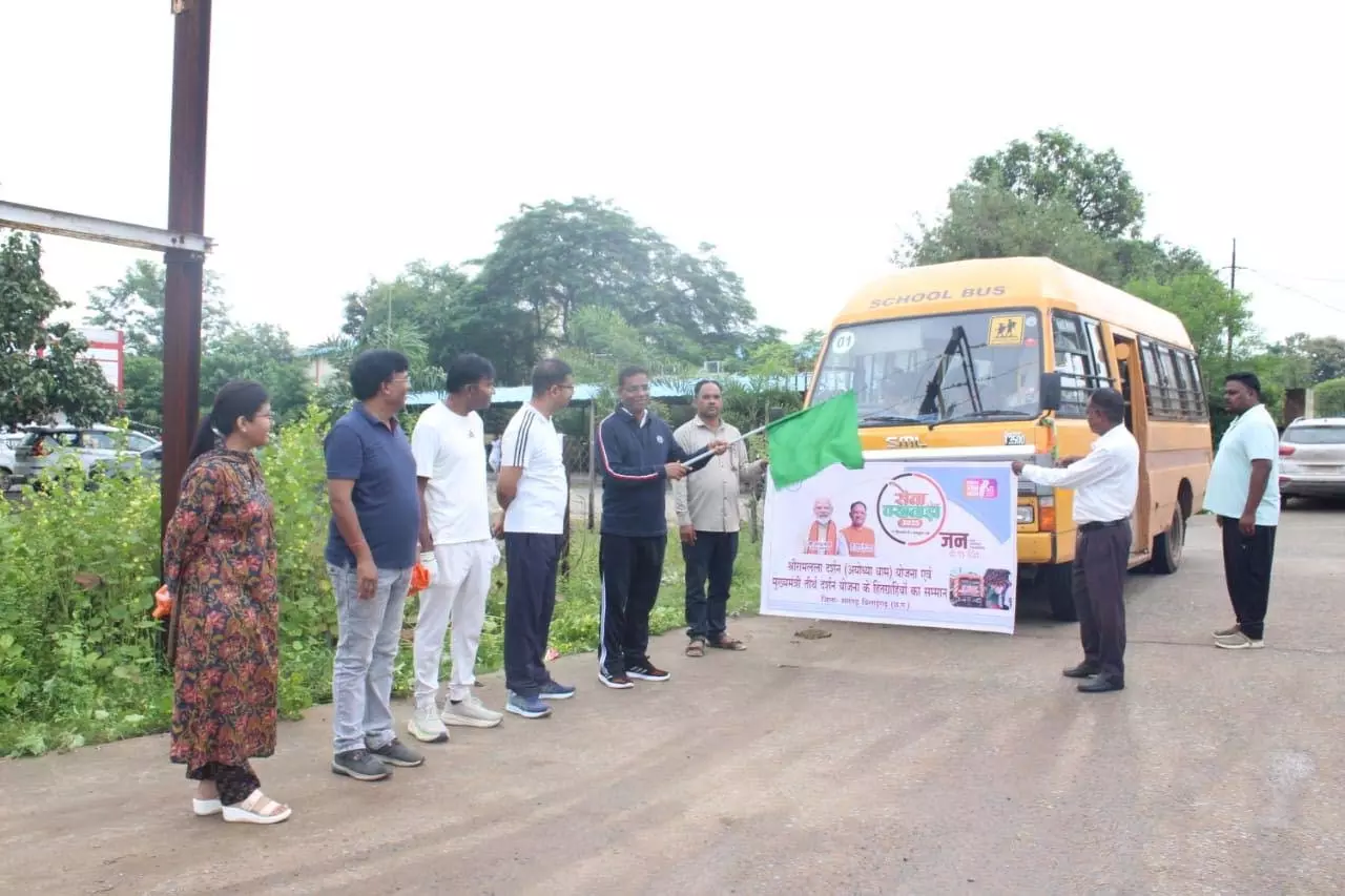 कलेक्टर ने हितग्राहियों को हरी झंड़ी दिखाकर तीर्थ यात्रा के लिए किया रवाना कलेक्टर ने हितग्राहियों को हरी झंड़ी दिखाकर तीर्थ यात्रा के लिए किया रवाना