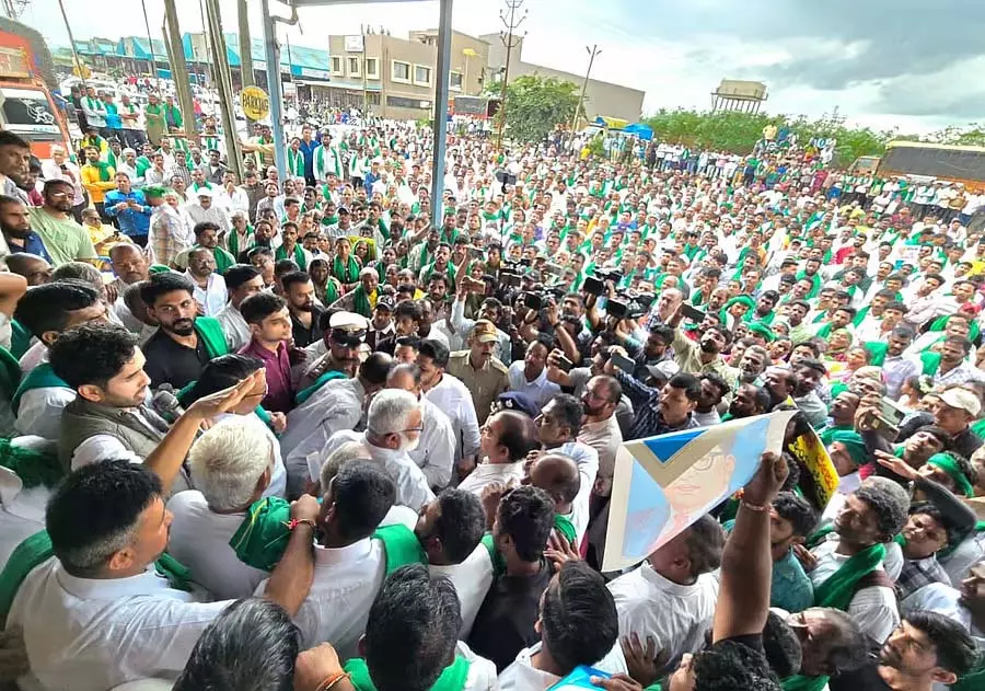 Belgaum : किसानों का विरोध प्रदर्शन, निजी बाजार बंद न करने की मांग Belgaum : किसानों का विरोध प्रदर्शन, निजी बाजार बंद न करने की मांग