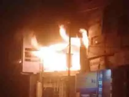 Bihar: नालंदा में फर्नीचर शोरूम में आग लगने से लाखों का सामान जलकर खाक Bihar: नालंदा में फर्नीचर शोरूम में आग लगने से लाखों का सामान जलकर खाक