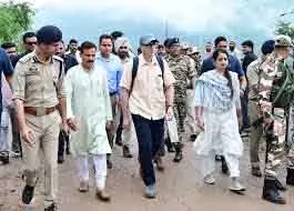 उमर ने थार्ड में राजमार्ग बहाली का निरीक्षण किया उमर ने थार्ड में राजमार्ग बहाली का निरीक्षण किया