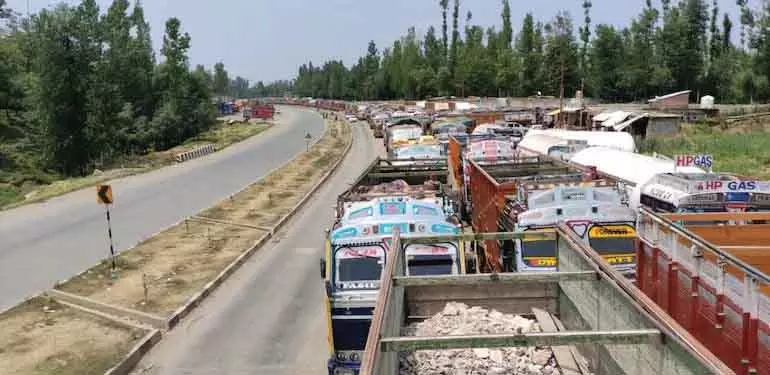 जम्मू-श्रीनगर राजमार्ग तीन सप्ताह बाद भारी वाहनों के लिए पुनः खुला जम्मू-श्रीनगर राजमार्ग तीन सप्ताह बाद भारी वाहनों के लिए पुनः खुला