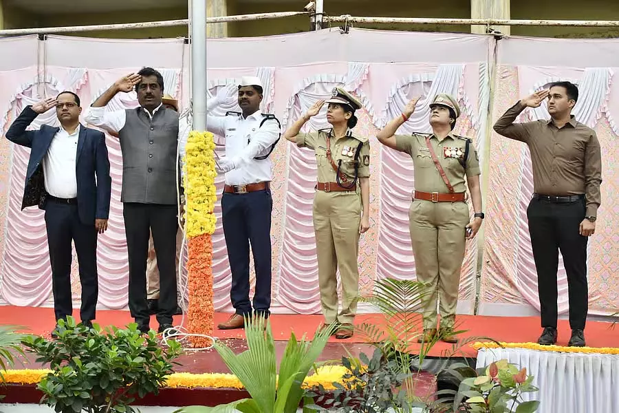 सेनानियों के बलिदान और शहादत को याद करें: Rahim Khan सेनानियों के बलिदान और शहादत को याद करें: Rahim Khan