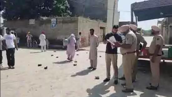 Bathinda: एक गांव में भीड़ के हमले में छह पुलिसकर्मी घायल Bathinda: एक गांव में भीड़ के हमले में छह पुलिसकर्मी घायल