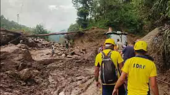 Uttarakhand: चमोली में भारी बारिश से भूस्खलन, 10 लोग लापता Uttarakhand: चमोली में भारी बारिश से भूस्खलन, 10 लोग लापता