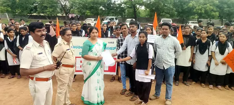 Muddebihal : लेक्चरर की मांग को लेकर स्नातक छात्र सड़कों पर उतरे Muddebihal : लेक्चरर की मांग को लेकर स्नातक छात्र सड़कों पर उतरे
