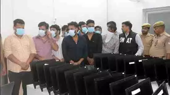 Ghaziabad: फर्जी कॉल सेंटर का भंडाफोड़, 11 गिरफ्तार Ghaziabad: फर्जी कॉल सेंटर का भंडाफोड़, 11 गिरफ्तार