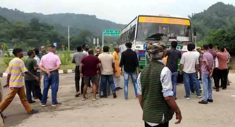 Kotla के नाराज व्यापारियों ने निजी बसों के शहर के रूट छोड़ने के खिलाफ प्रदर्शन किया Kotla के नाराज व्यापारियों ने निजी बसों के शहर के रूट छोड़ने के खिलाफ प्रदर्शन किया