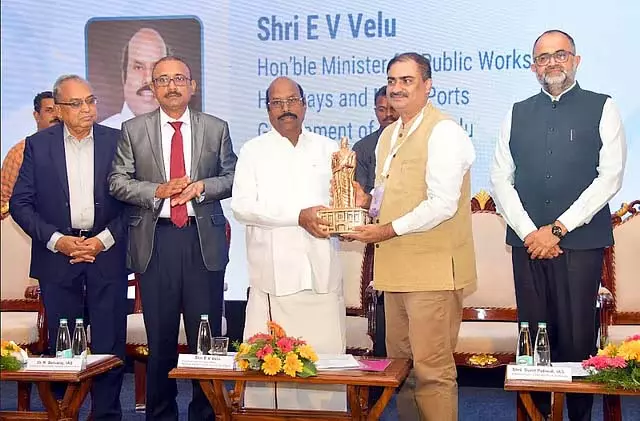 समुद्री व्यापार को बढ़ावा देना सर्वोच्च प्राथमिकता है: Minister E.V. Velu समुद्री व्यापार को बढ़ावा देना सर्वोच्च प्राथमिकता है: Minister E.V. Velu