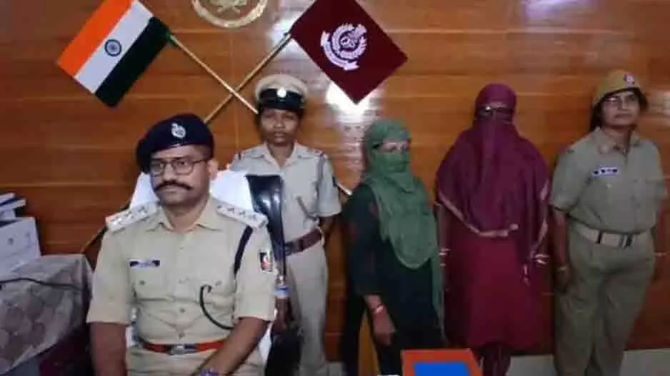 Odisha: दो महिलाओं ने 80 लाख की ठगी की, गिरफ्तार Odisha: दो महिलाओं ने 80 लाख की ठगी की, गिरफ्तार