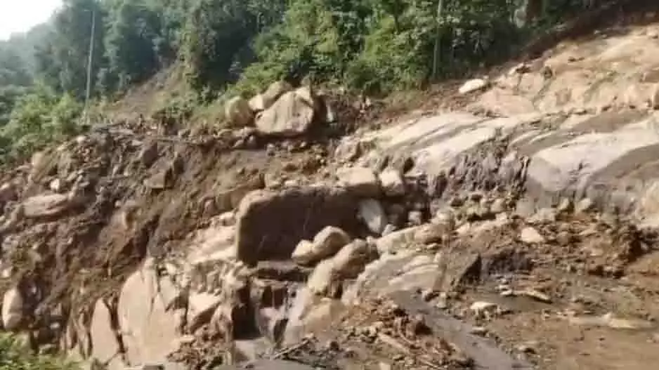 कलिंग घाट में लैंडस्लाइड के बाद मरम्मत कार्य जारी, यात्री परेशान कलिंग घाट में लैंडस्लाइड के बाद मरम्मत कार्य जारी, यात्री परेशान