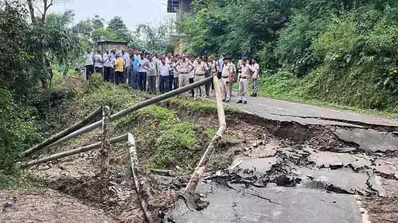 Kangra संकट में: गांव डूब रहे हैं, परिवार पलायन कर रहे Kangra संकट में: गांव डूब रहे हैं, परिवार पलायन कर रहे